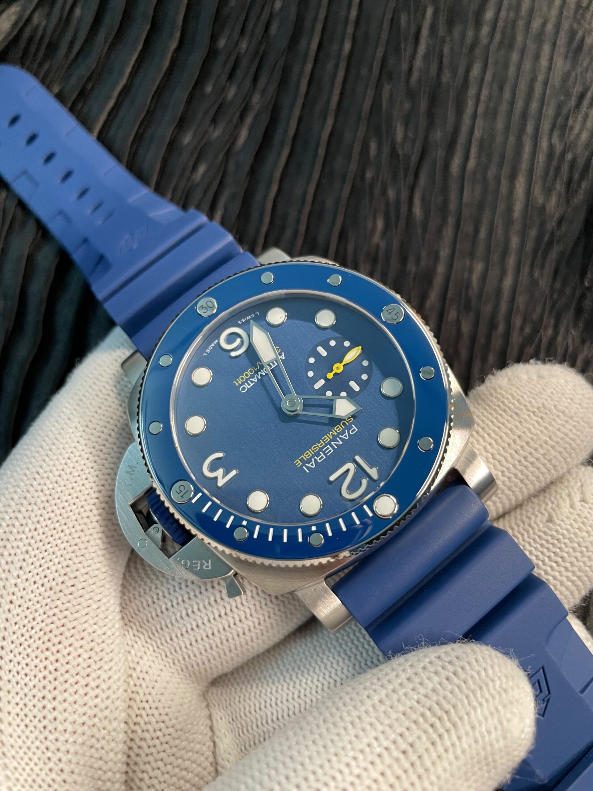 PAM1676 44mm Submersible VSF 1:1 Best Edition Blue Dial On Blue Rubber Strap P.900 Super Clone - Image 4